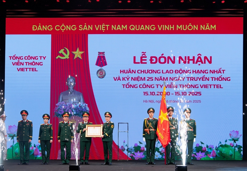 Viettel Telecom đón nhận Huân chương Lao động hạng Nhất, hướng tới trở thành công ty công nghệ toàn cầu
