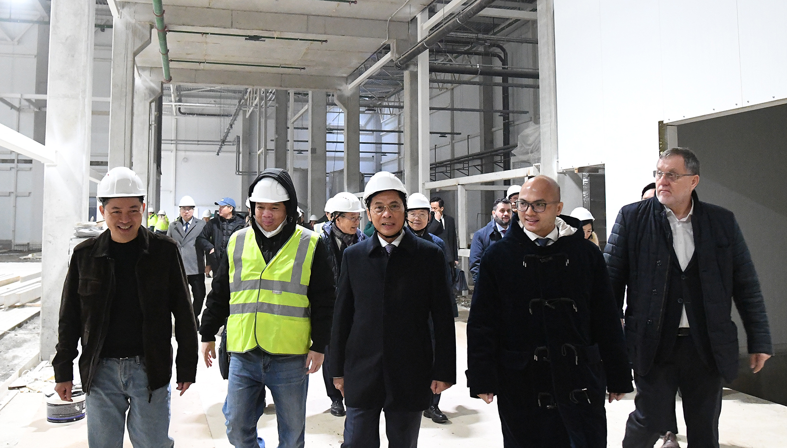 Phó Thủ tướng Bùi Thanh Sơn thăm nhà máy sữa tươi của Tập đoàn TH tại Nga