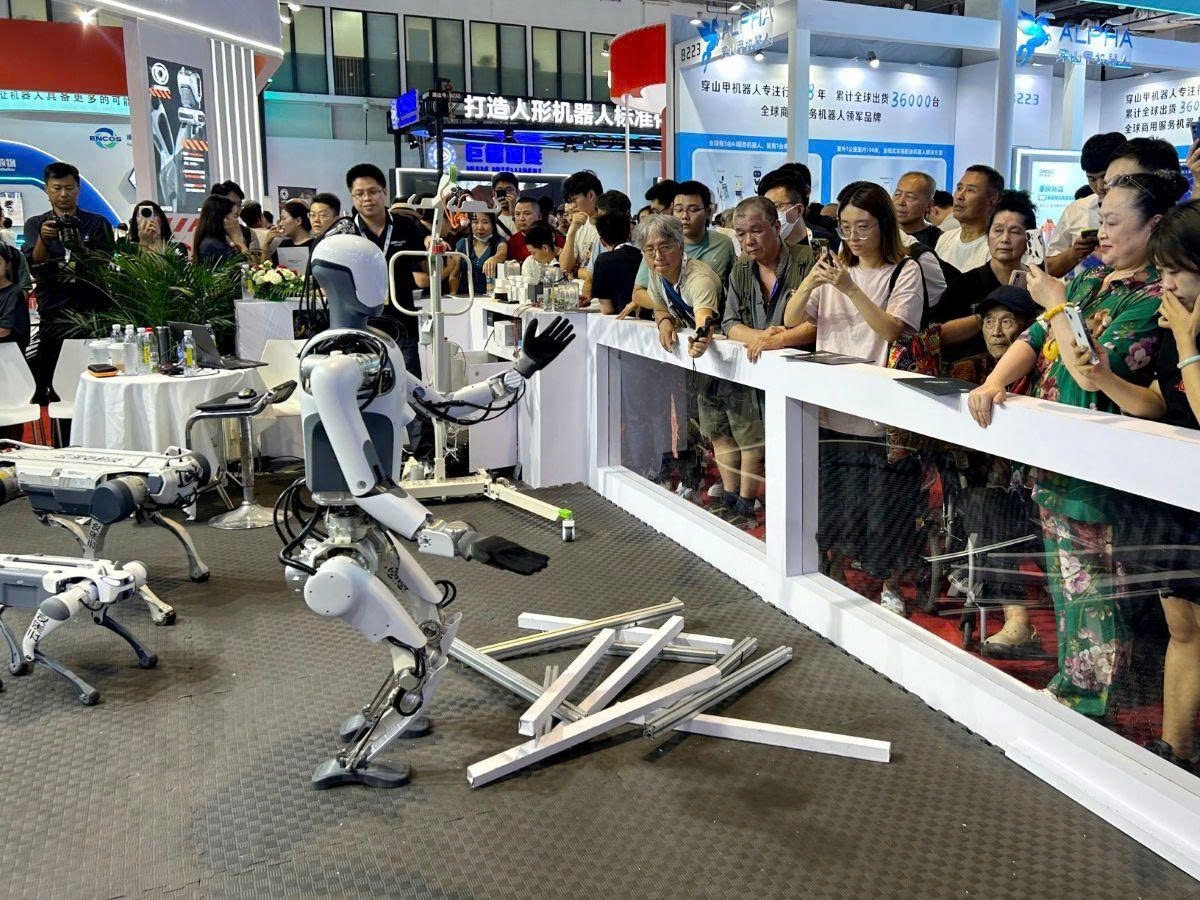 Nguyên mẫu robot hình người hai chân DR01 do hãng phát triển tại Triển lãm Robot Thế giới diễn ra từ ngày 21 đến 25 tháng 8 ở Bắc Kinh. Ảnh: DeepRobotics