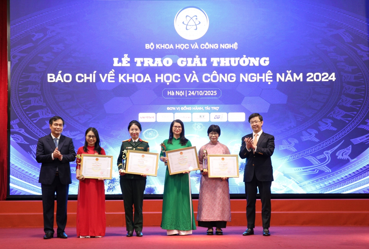 Đồng chí Phan Xuân Thủy, Phó Trưởng Ban Tuyên Giáo và Dân vận Trung ương và Thứ trưởng Bộ KH&CN Bùi Hoàng Phương trao giải Nhất cho các tác giả, nhóm tác giả đạt giải Nhất