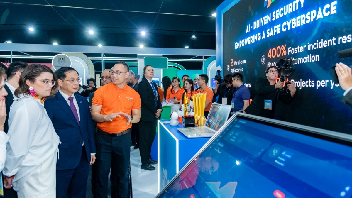 FPT giới thiệu hệ sinh thái "lá chắn số" ứng dụng AI tại Lễ mở ký Công ước Hà Nội