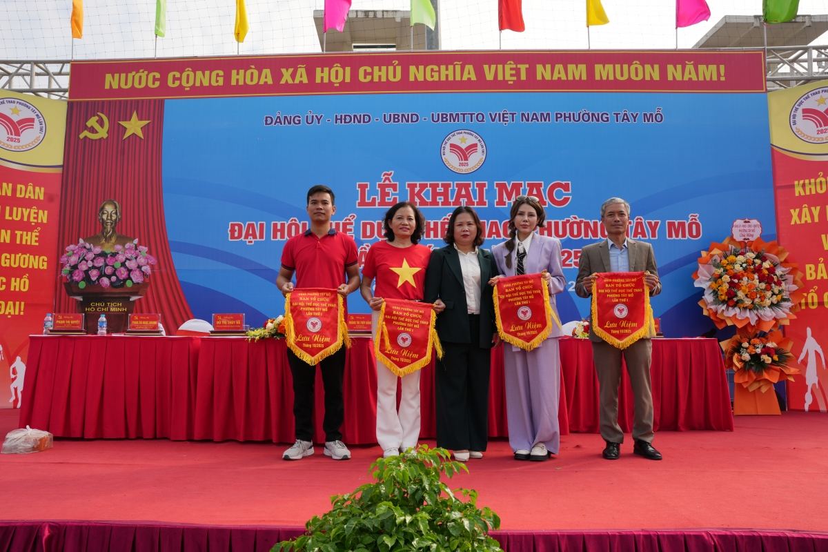 Các vận động viên nhận cờ lưu niệm từ Ban tổ chức Các vận động viên nhận cờ lưu niệm từ Ban tổ chức