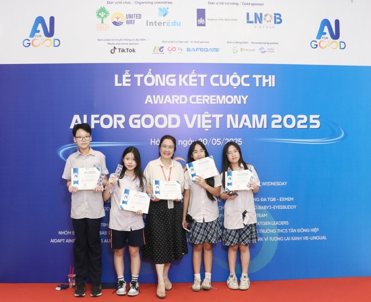 Trường THCS-THPT Tạ Quang Bửu được vinh danh là Trường học điển hình của Microsoft Trường THCS-THPT Tạ Quang Bửu được vinh danh là Trường học điển hình của Microsoft