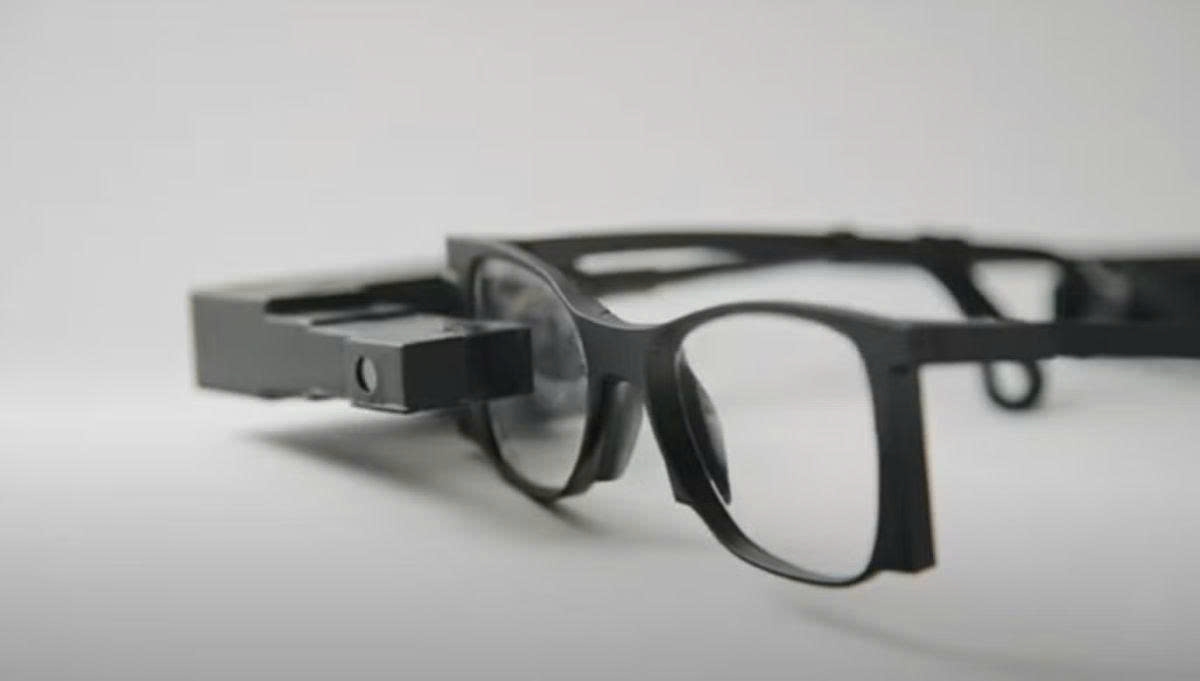 Kính PRIMA chiếu tia hồng ngoại lên chip cấy trong mắt, khôi phục khả năng nhìn ở vùng võng mạc bị thoái hóa trung tâm. Ảnh: Science Corporation Kính PRIMA chiếu tia hồng ngoại lên chip cấy trong mắt, khôi phục khả năng nhìn ở vùng võng mạc bị thoái hóa trung tâm. Ảnh: Science Corporation