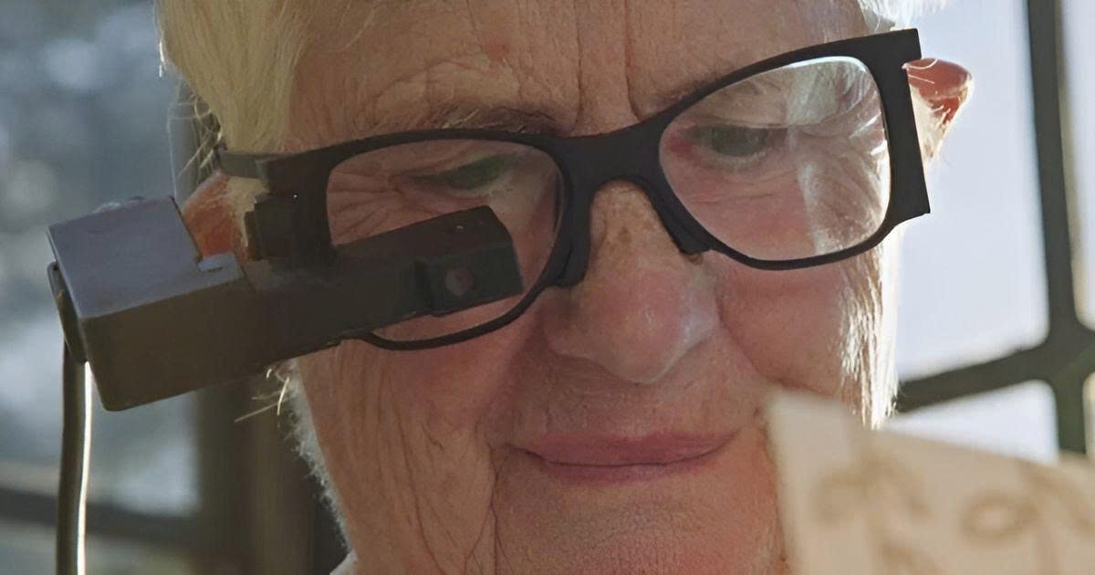 Hệ thống cấy ghép PRIMA cùng kính thông minh giúp người mất thị lực vĩnh viễn có thể đọc được trở lại. Ảnh: Science Corporation Hệ thống cấy ghép PRIMA cùng kính thông minh giúp người mất thị lực vĩnh viễn có thể đọc được trở lại. Ảnh: Science Corporation