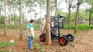 Sáng chế độc quyền Robot cạo mủ cao su giúp tăng năng suất và giảm tối đa sức lao động