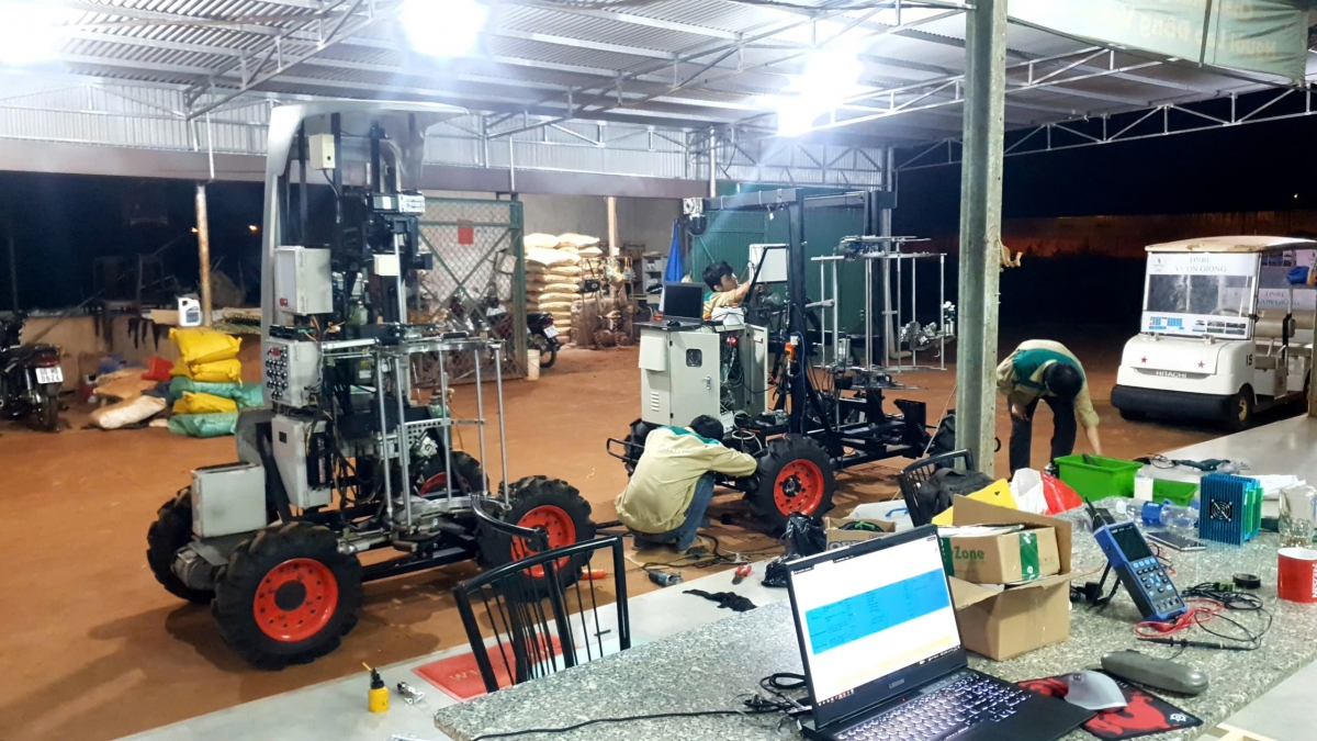 Sáng chế độc quyền Robot cạo mủ cao su giúp tăng năng suất và giảm tối đa sức lao động Sáng chế độc quyền Robot cạo mủ cao su giúp tăng năng suất và giảm tối đa sức lao động