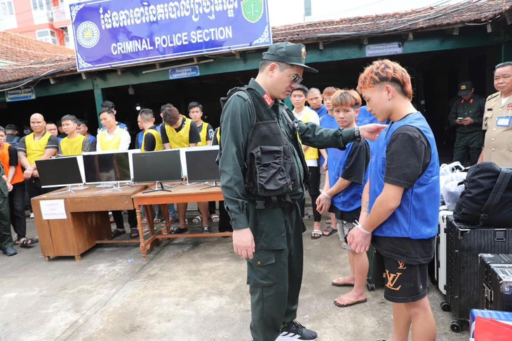 Công an Lai Châu phối hợp đột kích sào huyệt lừa đảo qua mạng hơn 300 tỉ đồng ở Campuchia