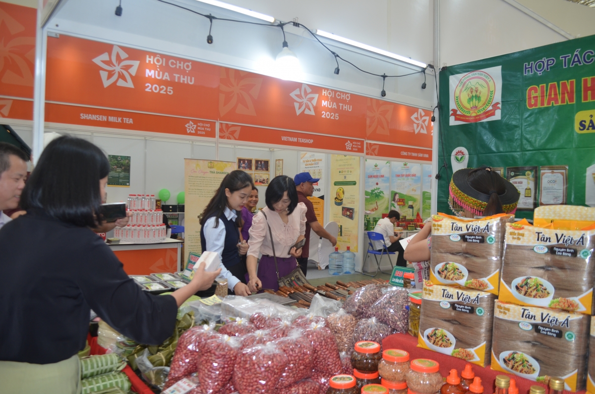 Siêu hội chợ 6 nhất thu hút hàng trăm nghìn lượt khách tham quan, mua sắm mỗi ngày