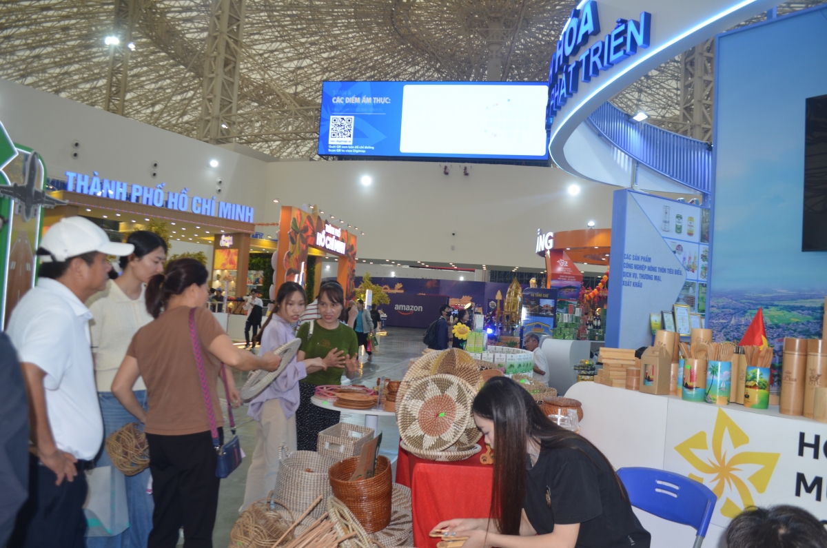 Siêu hội chợ 6 nhất thu hút hàng trăm nghìn lượt khách tham quan, mua sắm mỗi ngày