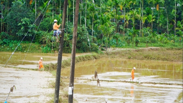 Gần 170.000 khách hàng vùng lũ miền Trung được cấp điện trở lại