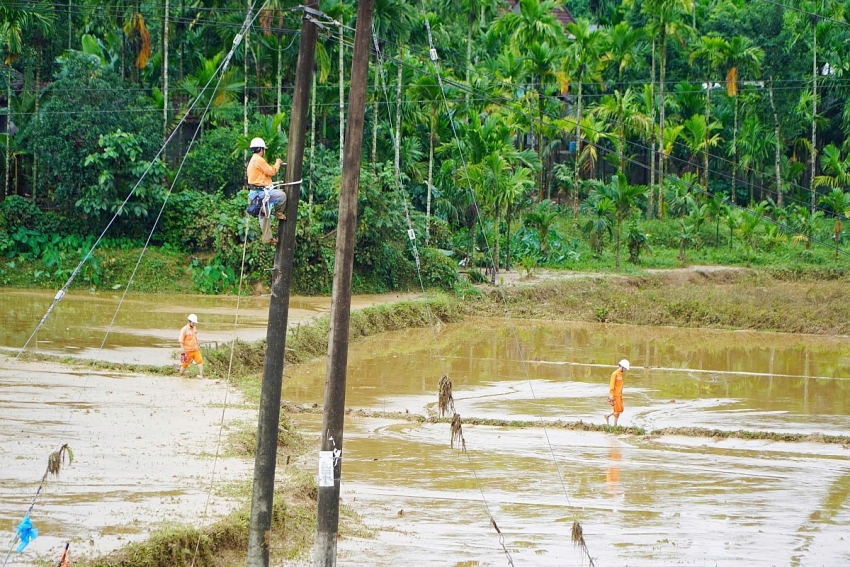 Gần 170.000 khách hàng vùng lũ miền Trung được cấp điện trở lại Gần 170.000 khách hàng vùng lũ miền Trung được cấp điện trở lại