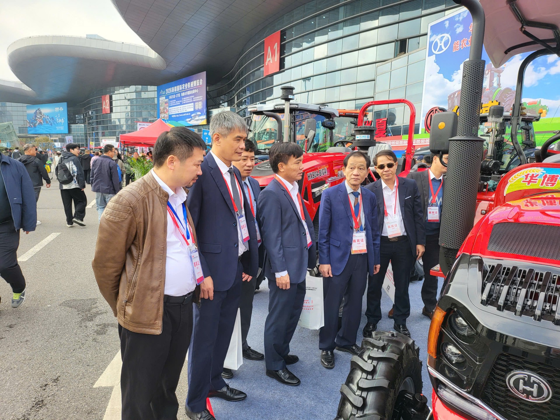 PGS.TS Phạm Anh Tuấn – Viện trưởng Viện Cơ điện Nông nghiệp và Công nghệ Sau thu hoạch cùng các chuyên gia, doanh nghiệp đoàn đại biểu Việt Nam tham quan triển lãm.