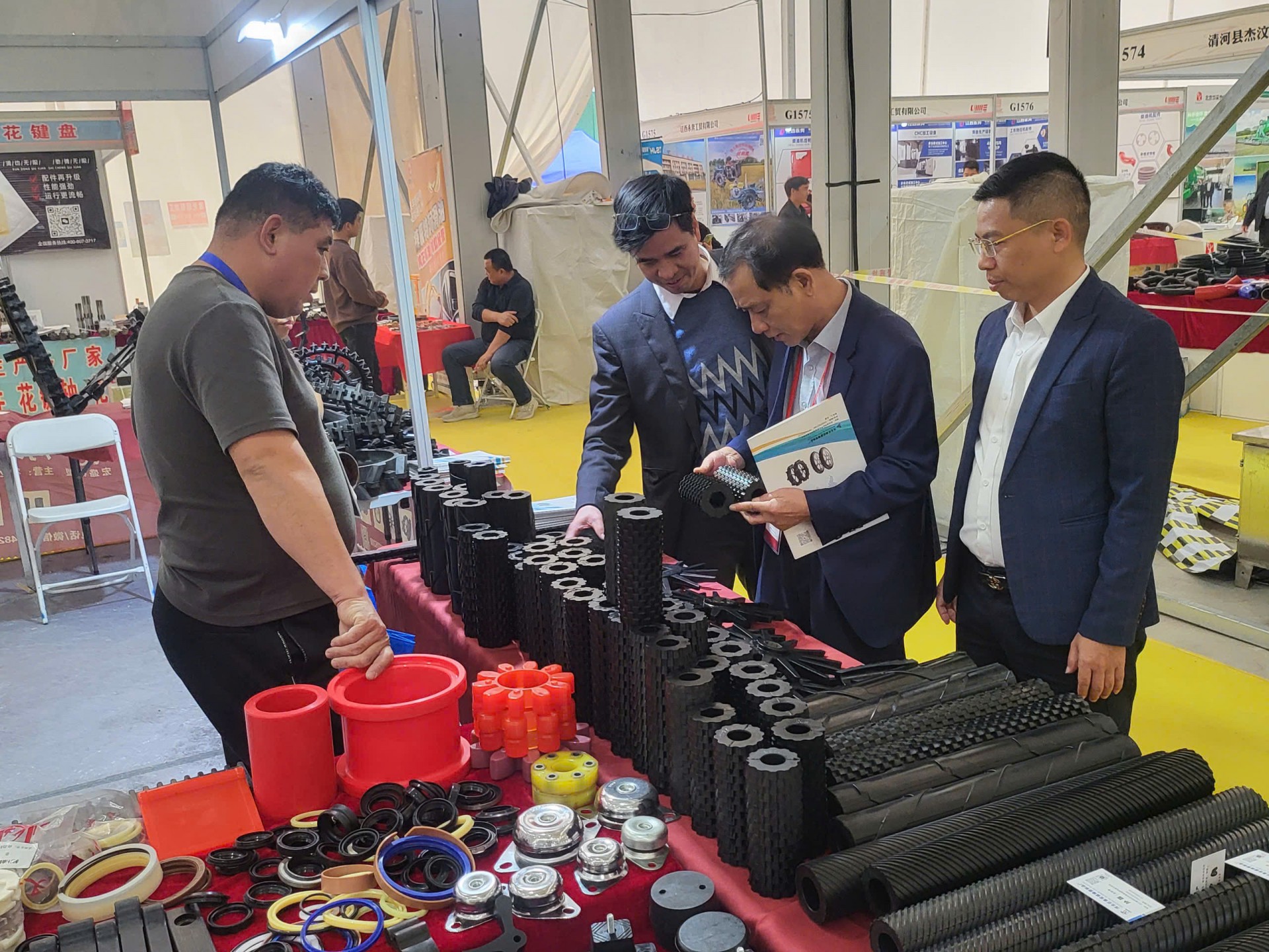 PGS.TS Phạm Anh Tuấn – Viện trưởng Viện Cơ điện Nông nghiệp và Công nghệ Sau thu hoạch và TS Lê Ngọc Ánh Tổng Biên tập Tap chí Công nghiệp Nông thôn và cùng đoàn đại biểu Việt Nam đi tham quan gian hàng triển lãm