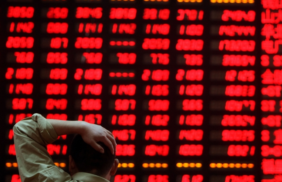 Thị trường chứng khoán ngày 31/10: Cổ phiếu “họ Vin” tiếp tục bị bán mạnh, VN Index “sập” gần 30 điểm