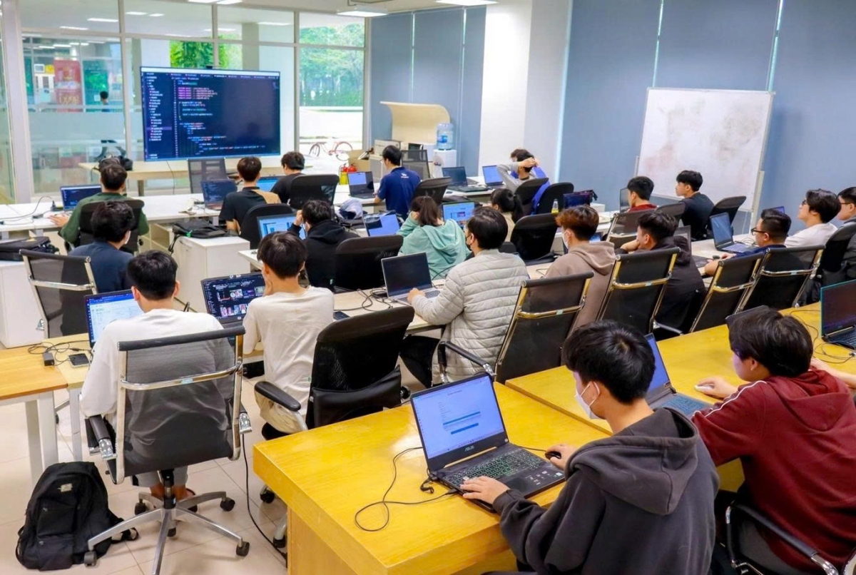 Luật Công nghiệp công nghệ số: Định hướng mới cho đào tạo và cơ hội nghề nghiệp của sinh viên CNTT