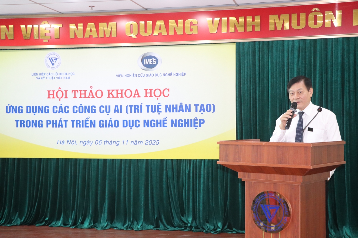 Chia sẻ về lý do vì sao cần AI trong giáo dục nghề nghiệp, ông nhận định AI có khả năng tự động hóa quy trình, phân tích dữ liệu lớn và cá nhân hóa trải nghiệm học tập, từ đó giúp tăng hiệu quả đào tạo nghề nghiệp. Ảnh: Hoàng Tùng