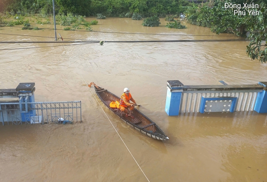 EVNCPC huy động hơn 1.300 nhân lực khẩn trương khắc phục sự cố lưới điện sau bão Kalmaegi