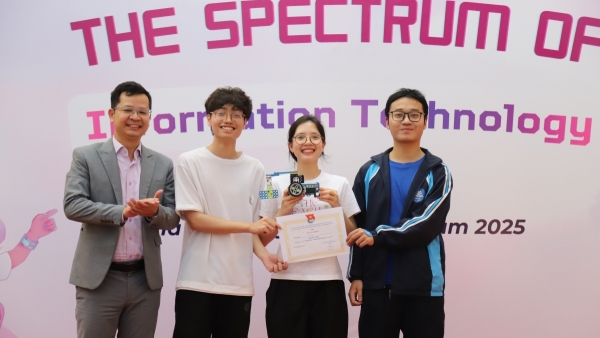 Sinh viên Khoa CNTT - ĐH Sư Phạm Hà Nội tranh tài Cuộc thi "Lập trình điều khiển Robot" năm 2025