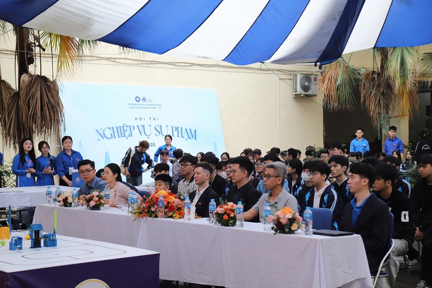 Sinh viên Khoa CNTT - ĐH Sư Phạm Hà Nội tranh tài Cuộc thi Lập trình điều khiển Robot năm 2025