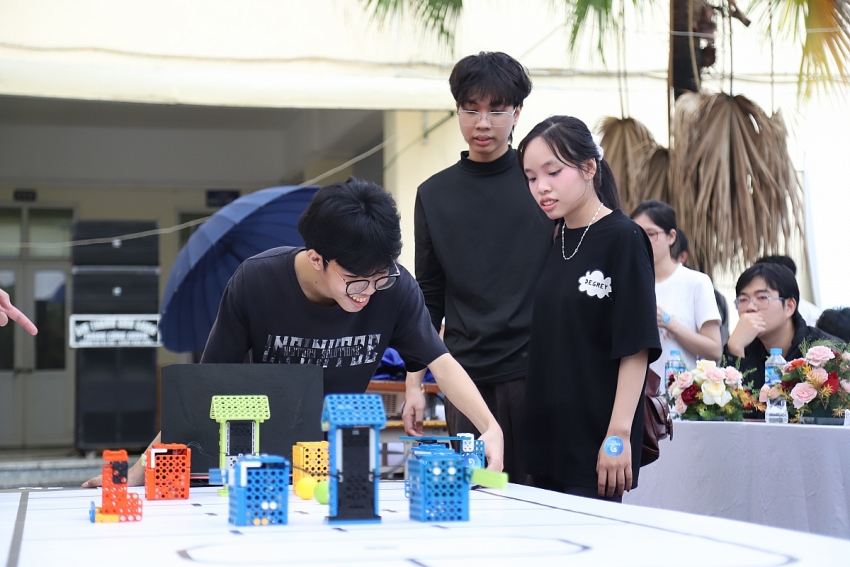 Sinh viên Khoa CNTT - ĐH Sư Phạm Hà Nội tranh tài Cuộc thi Lập trình điều khiển Robot năm 2025