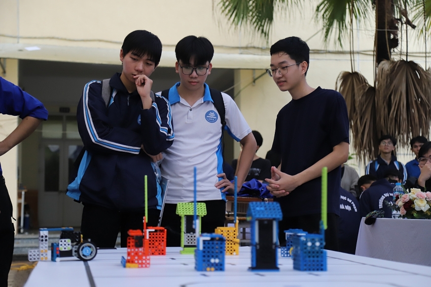 Sinh viên Khoa CNTT - ĐH Sư Phạm Hà Nội tranh tài Cuộc thi Lập trình điều khiển Robot năm 2025