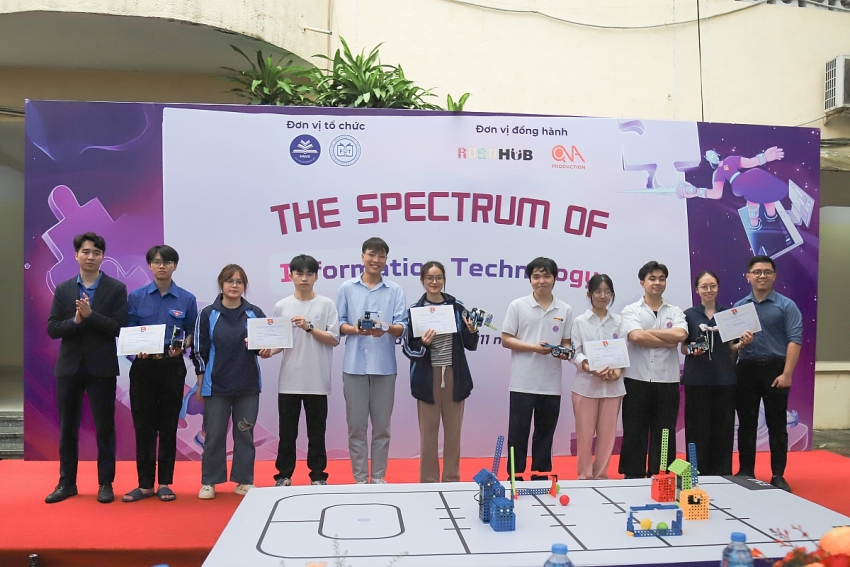 Sinh viên Khoa CNTT - ĐH Sư Phạm Hà Nội tranh tài Cuộc thi Lập trình điều khiển Robot năm 2025