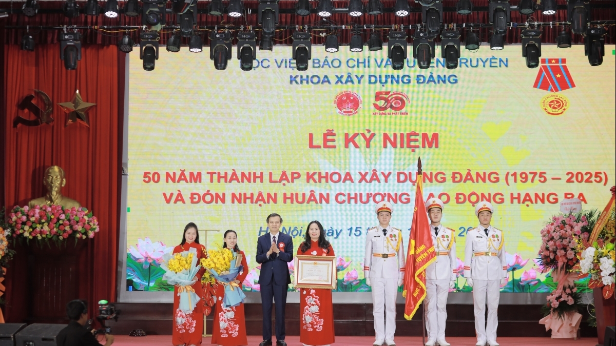 Khoa Xây dựng Đảng tổ chức Lễ kỷ niệm 50 năm thành lập và đón nhận Huân chương Lao động hạng Ba