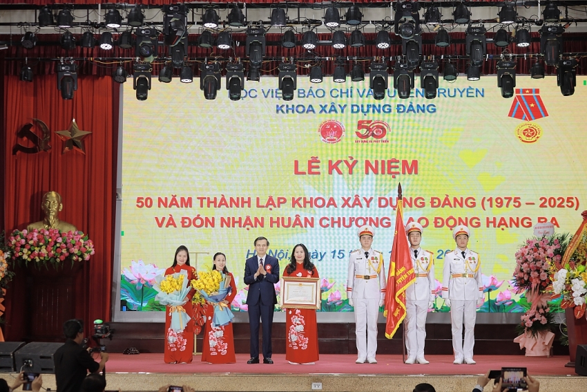 Khoa Xây dựng Đảng tổ chức Lễ kỷ niệm 50 năm thành lập và đón nhận Huân chương Lao động hạng Ba