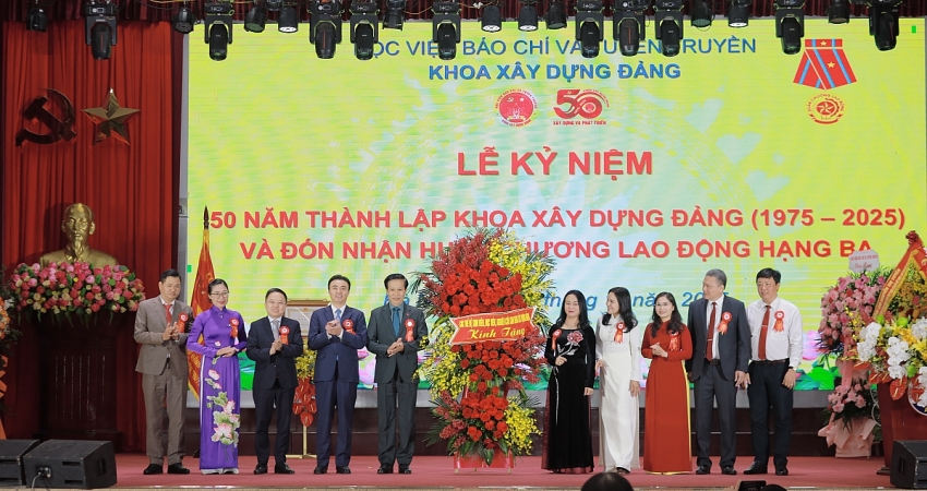 Khoa Xây dựng Đảng tổ chức Lễ kỷ niệm 50 năm thành lập và đón nhận Huân chương Lao động hạng Ba