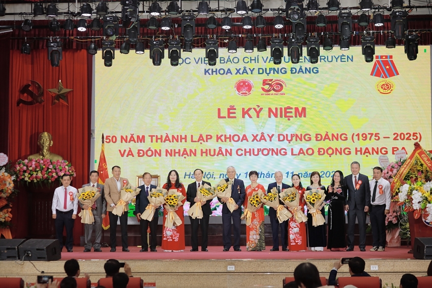 Khoa Xây dựng Đảng tổ chức Lễ kỷ niệm 50 năm thành lập và đón nhận Huân chương Lao động hạng Ba