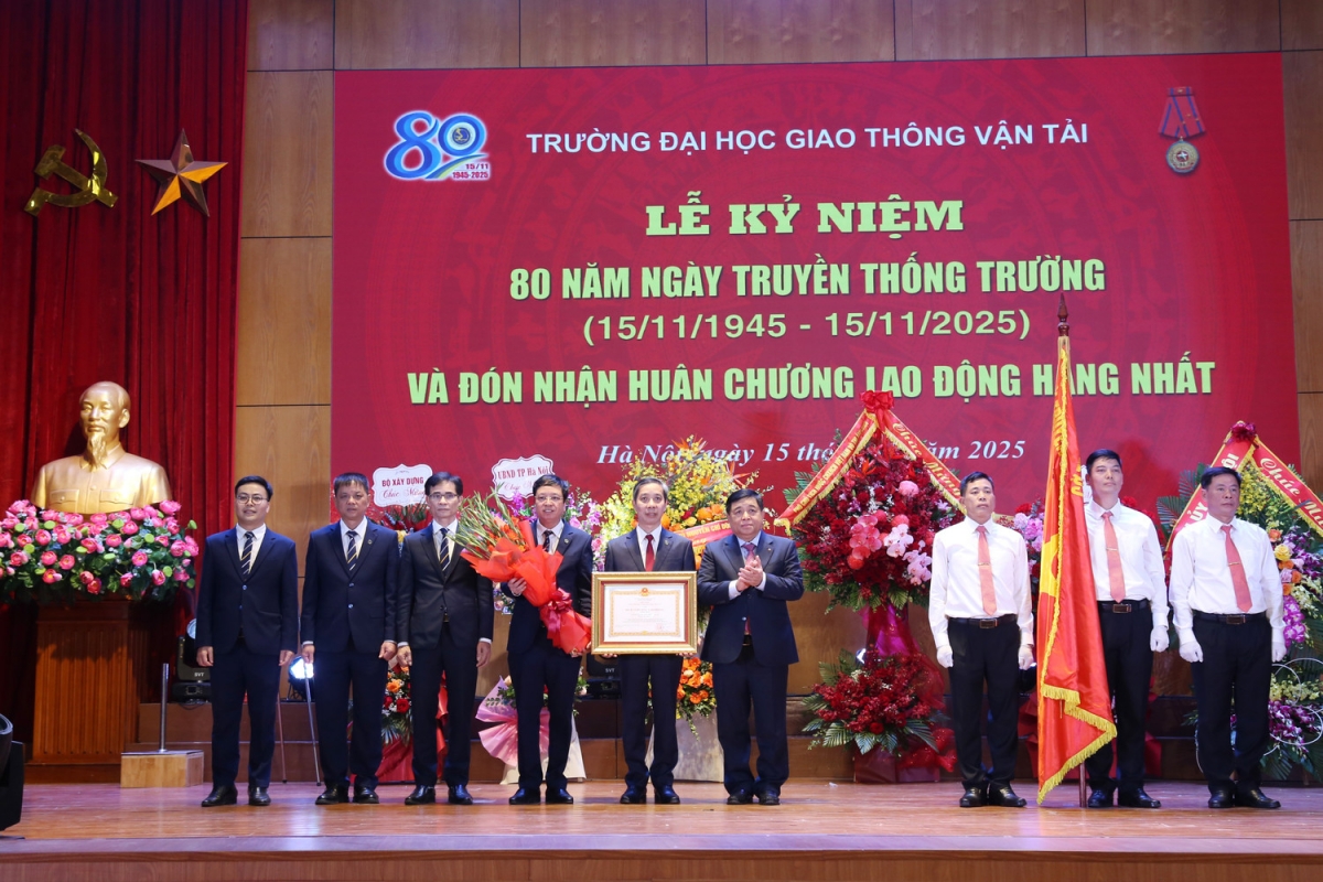Kỷ niệm 80 năm ngày truyền thống, Trường Đại học Giao thông vận tải nhận Huân chương Lao động hạng Nhất