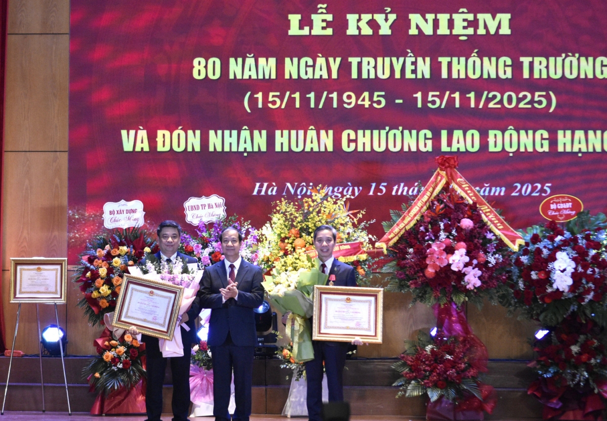 Kỷ niệm 80 năm ngày truyền thống, Trường Đại học Giao thông vận tải nhận Huân chương Lao động hạng Nhất