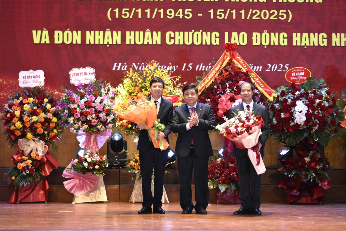 Kỷ niệm 80 năm ngày truyền thống, Trường Đại học Giao thông vận tải nhận Huân chương Lao động hạng Nhất