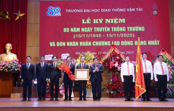 Kỷ niệm 80 năm ngày truyền thống, Trường Đại học Giao thông vận tải nhận Huân chương Lao động hạng Nhất
