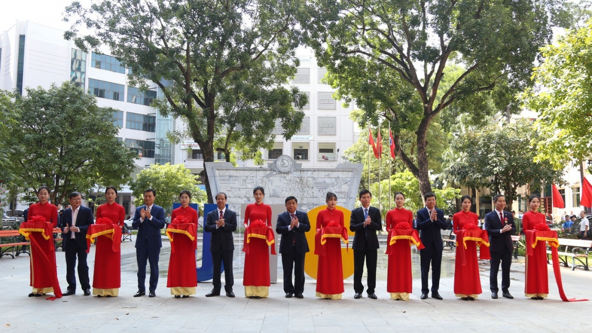 Kỷ niệm 80 năm ngày truyền thống, Trường Đại học Giao thông vận tải nhận Huân chương Lao động hạng Nhất