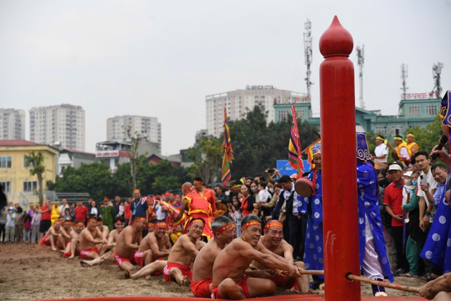 Gìn giữ và lan tỏa mạnh mẽ Nghi lễ và trò chơi Kéo co Ngồi tại Đền Trấn Vũ