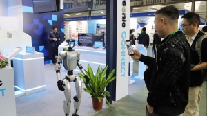 Robot hình người Unitree G1 lần đầu xuất hiện tại Việt Nam "biết chào hỏi", hút mọi ánh nhìn