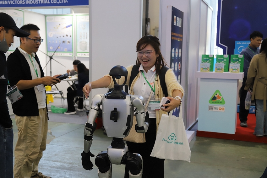 Robot hình người Unitree G1 lần đầu xuất hiện tại Việt Nam 