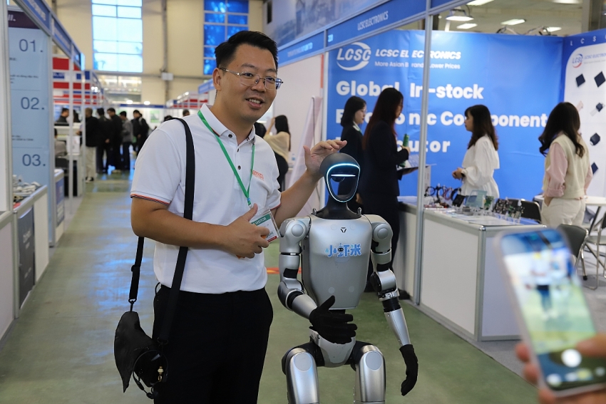 Robot hình người Unitree G1 lần đầu xuất hiện tại Việt Nam 