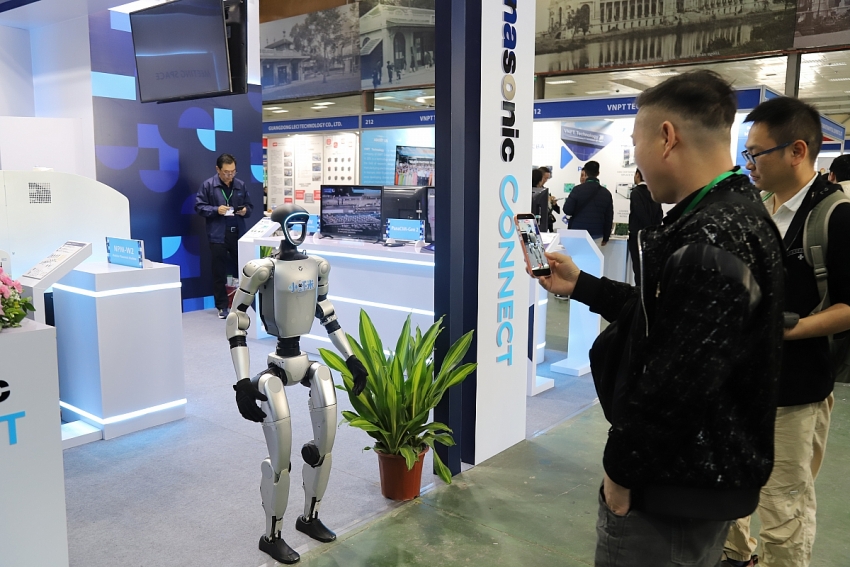 Robot hình người Unitree G1 lần đầu xuất hiện tại Việt Nam 