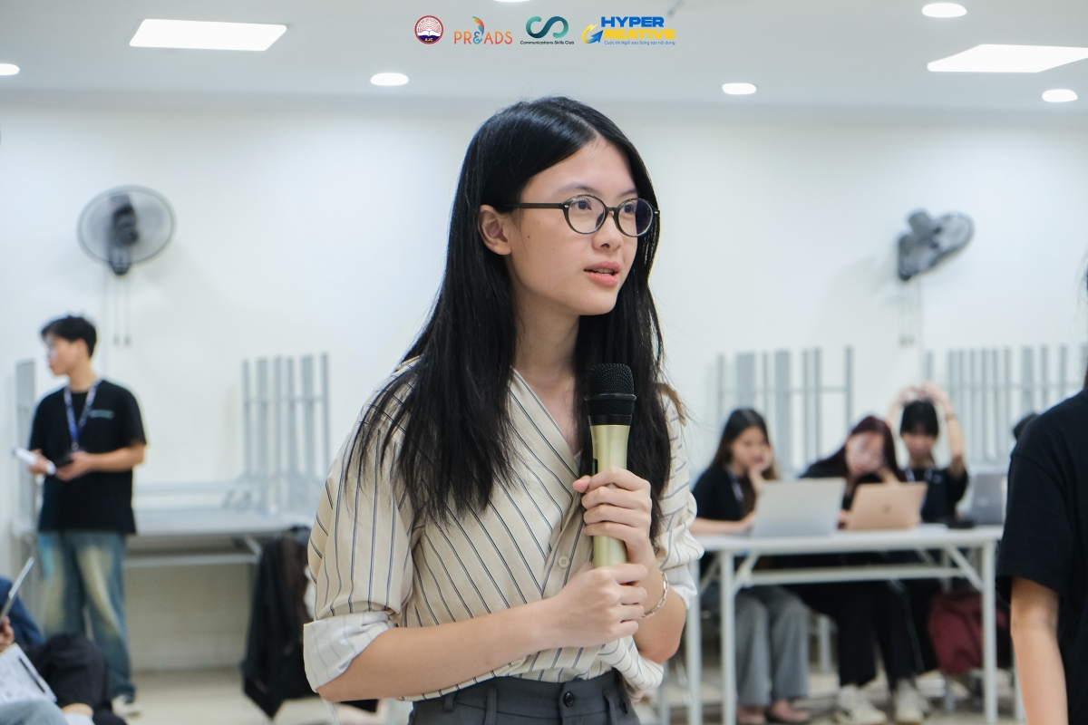 Các thí sinh liên tục đặt câu hỏi cho diễn giả Nguyễn Trọng Nguyên nhằm giải đáp thắc mắc về vấn đề Xây dựng cấu trúc.