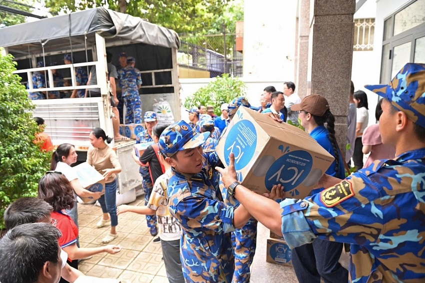 Vinamilk chuyển 160.000 sản phẩm hỗ trợ đồng bào vùng lũ tại 3 tỉnh miền Trung - Tây Nguyên