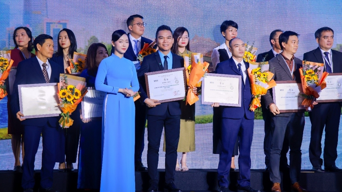 Herbalife Việt Nam được  vinh danh Top 100 Doanh Nghiệp Bền Vững Việt Nam 2025