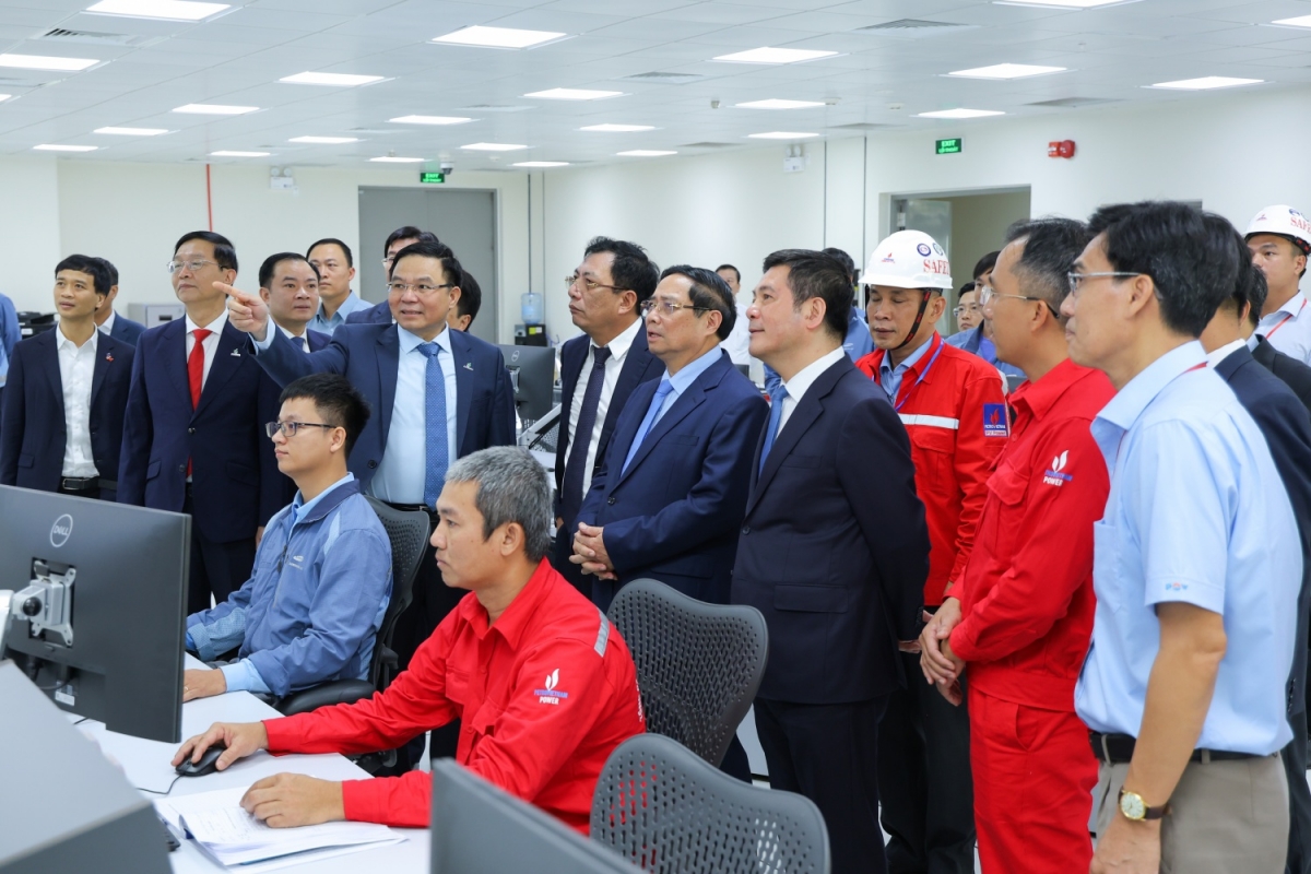 Thủ tướng Phạm Minh Chính cùng các đại biểu tham quan phòng điều khiển trung tâm Nhà máy điện Nhơn Trạch 3 và Nhơn Trạch 4
