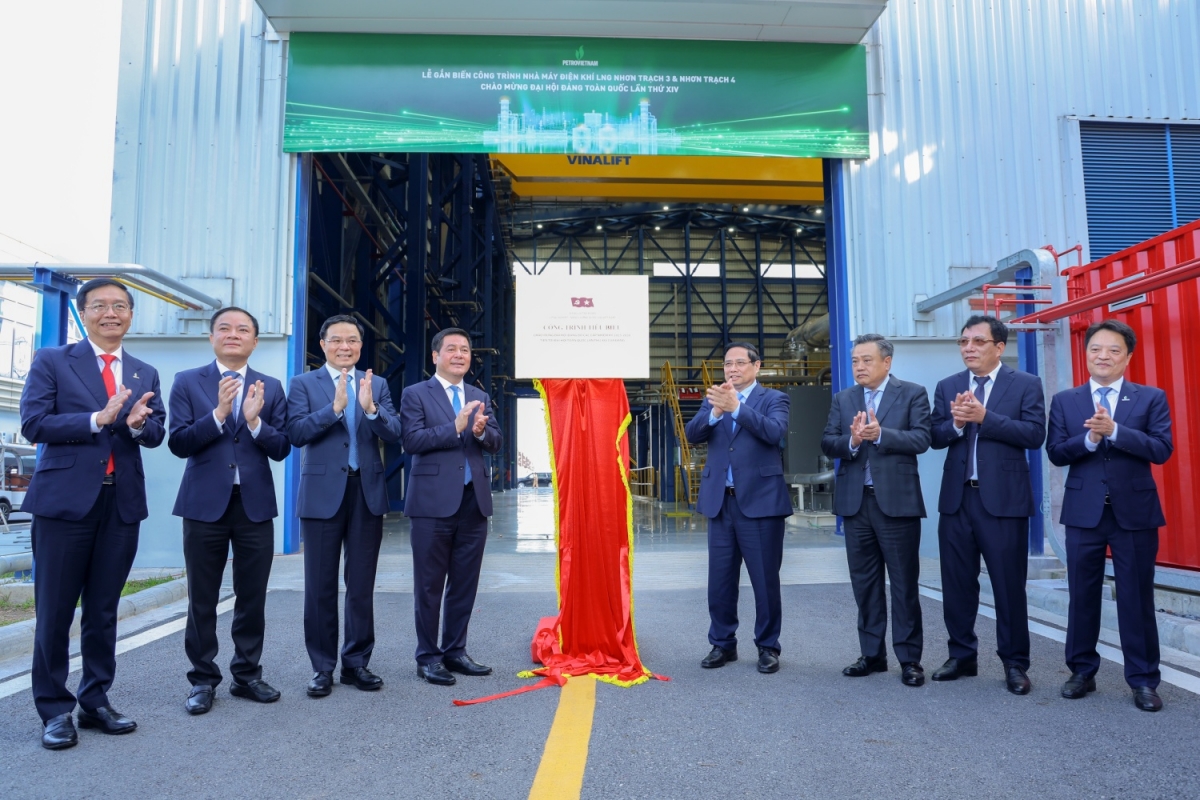 Thủ tướng Phạm Minh Chính cùng lãnh đạo Đảng, Nhà nước, Petrovietnam, PV Power thực hiện nghi thức gắn biển công trình chào mừng Đại hội Đảng toàn quốc lần thứ XIV