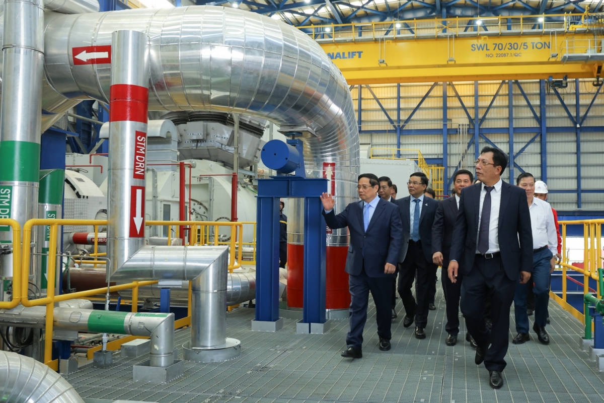 Thủ tướng tham quan khu vực tua-bin Nhà máy điện Nhơn Trạch 3