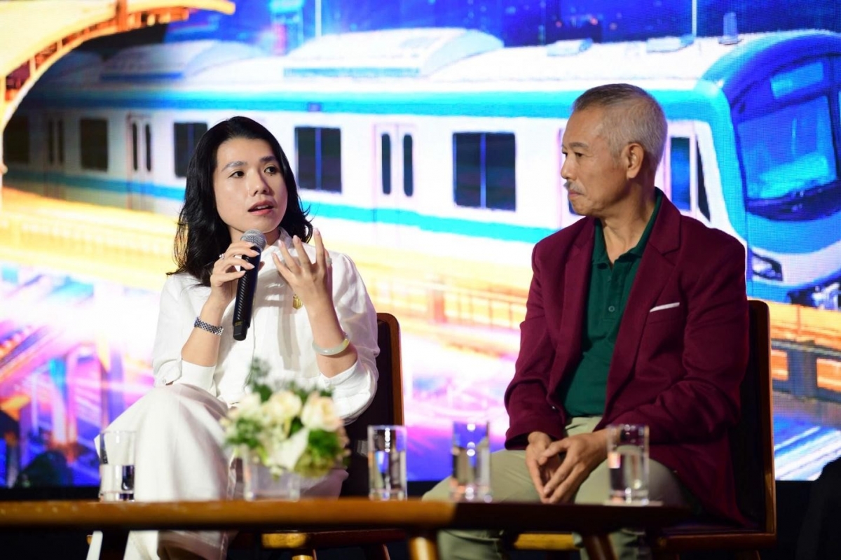 Bà Thi Anh Đào, Giám đốc Khối Marketing Masterise Group (trái) tại hội thảo “Kinh tế Lifestyle - Động lực tăng trưởng mới của TP.HCM” do báo Tuổi Trẻ phối hợp cùng Sở Công thương TP.HCM tổ chức, với sự đồng hành của Công ty CP Vàng bạc Đá quý Phú Nhuận (PNJ) và Nhà phát triển Bất động sản hàng hiệu đẳng cấp quốc tế  Masterise Homes - Ảnh: QUANG ĐỊNH