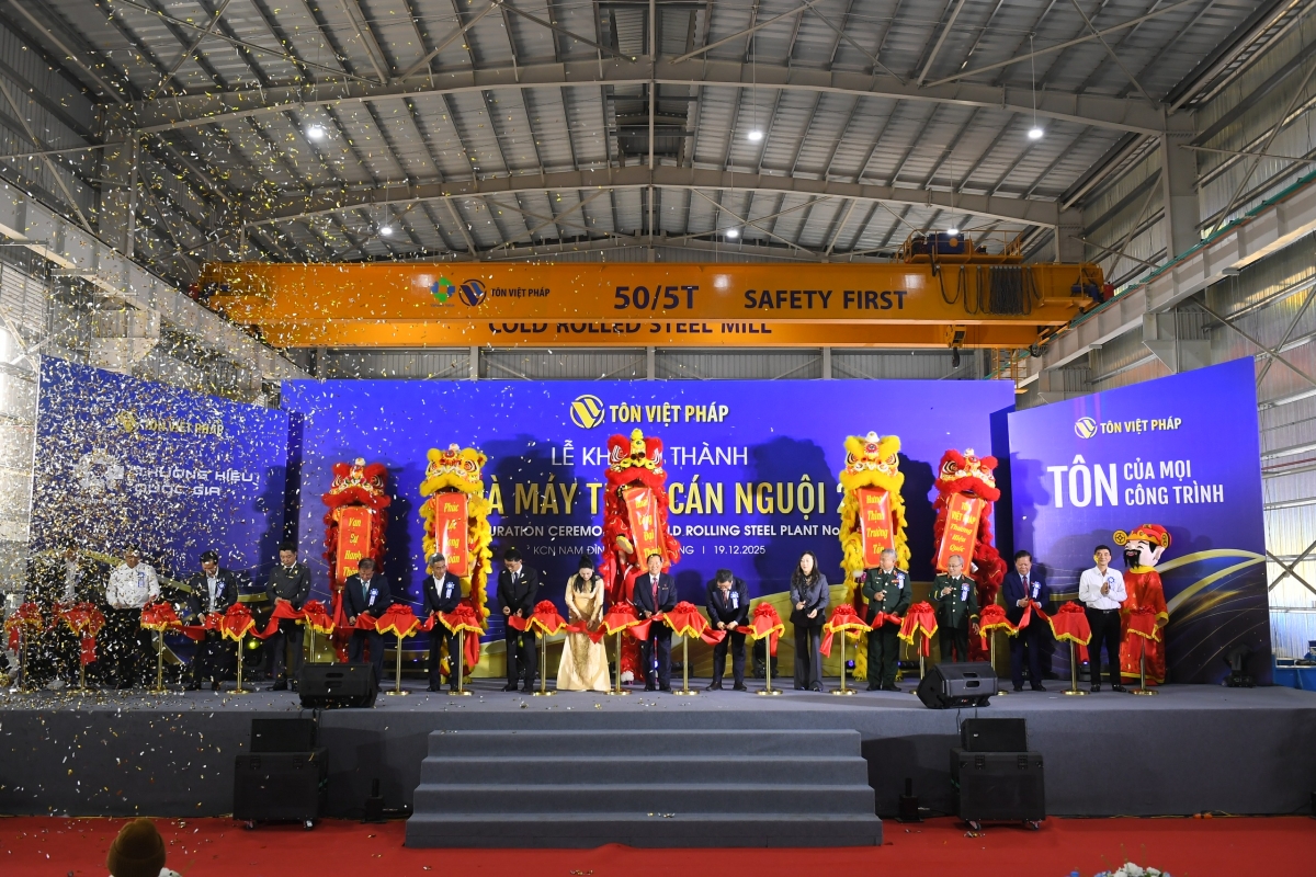Lãnh đạo Tôn Việt Pháp thực hiện nghi thức cắt băng khánh thành Nhà máy Thép cán nguội số 2. Ảnh: BTC