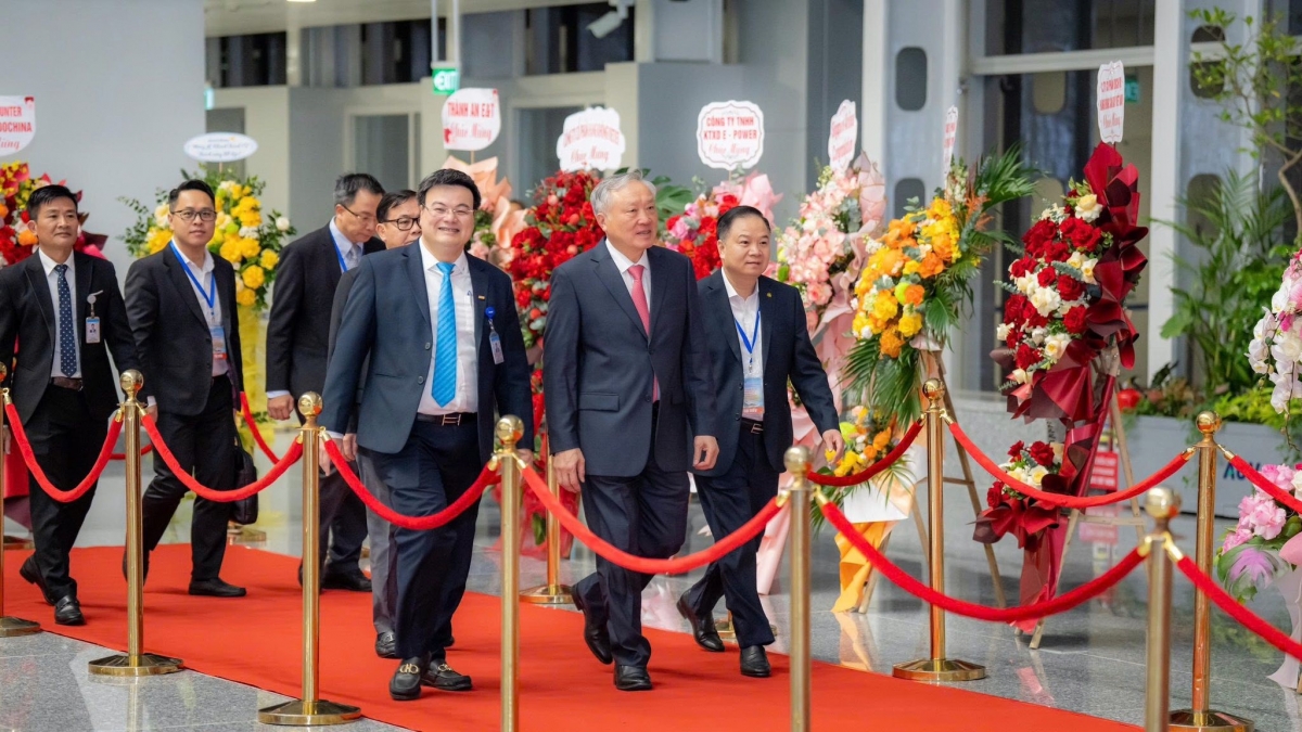 Phó Thủ tướng Chính phủ Nguyễn Hòa Bình cùng đại diện lãnh đạo tới tham dự Lễ khánh thành. Ảnh: BTC